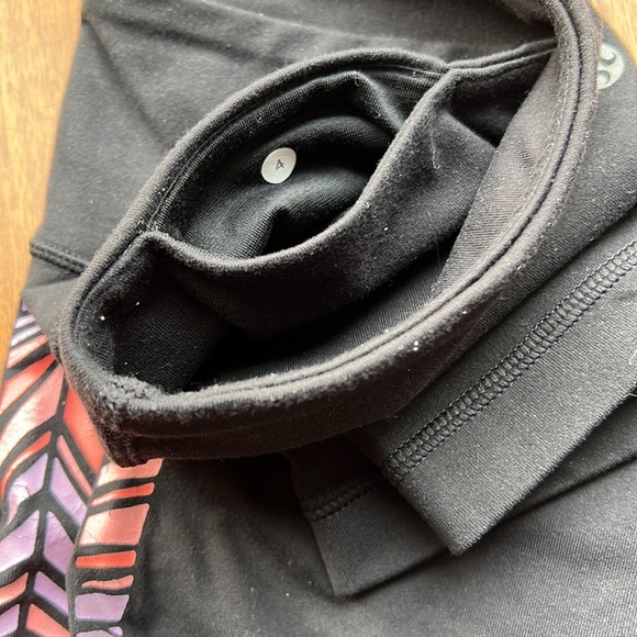 Lululemon crop / capris pant - size 4 - dot confirmed - Aztec side design - Picture 3 of 3